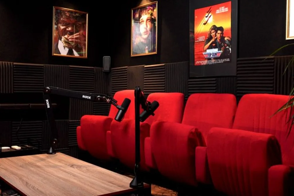 Décor Cinéma — studio podcast vidéo EndekaMedia Houilles