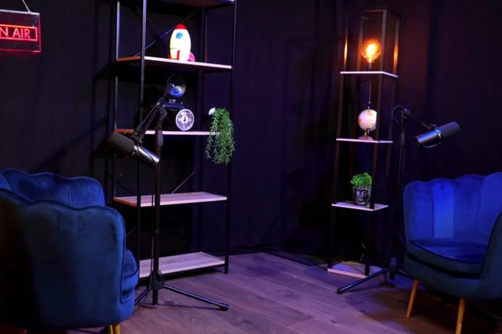 Décor Dark Studio — studio podcast vidéo EndekaMedia Houilles