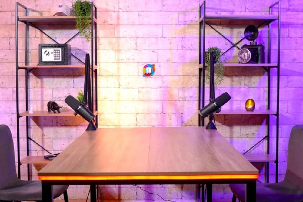 Décor Duo Brique — studio podcast vidéo EndekaMedia Houilles