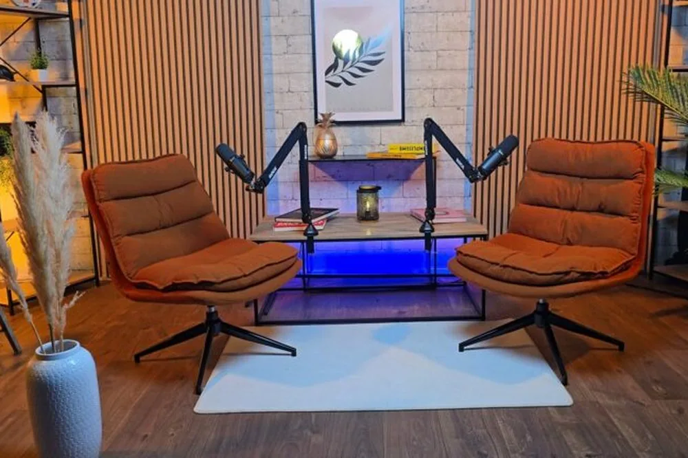 Décor Fauteuil ambre — studio podcast vidéo EndekaMedia Houilles