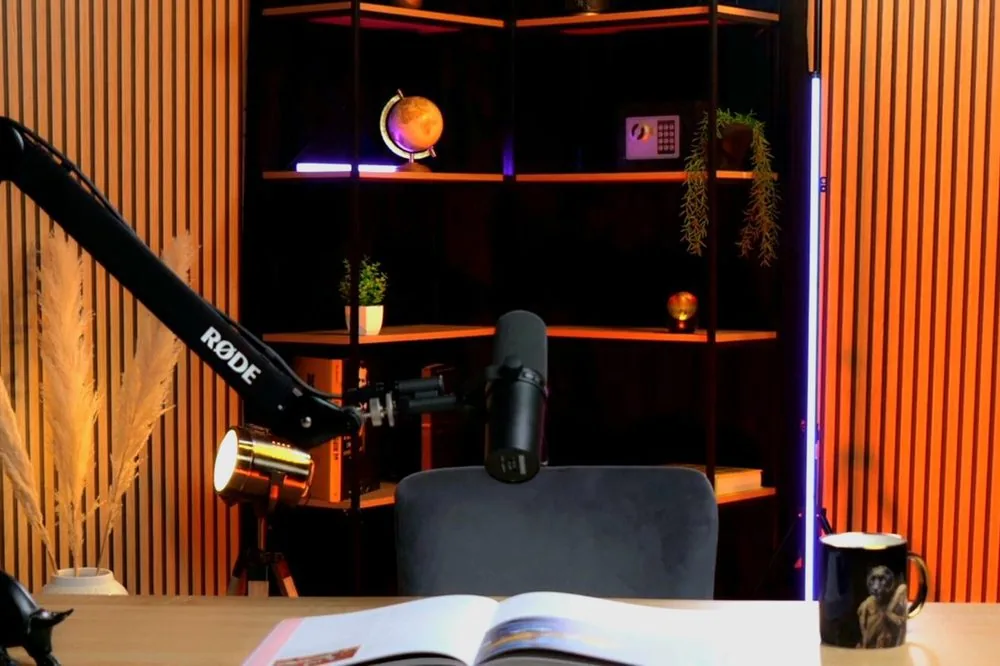 Décor Solo Face Cam — studio podcast vidéo EndekaMedia Houilles