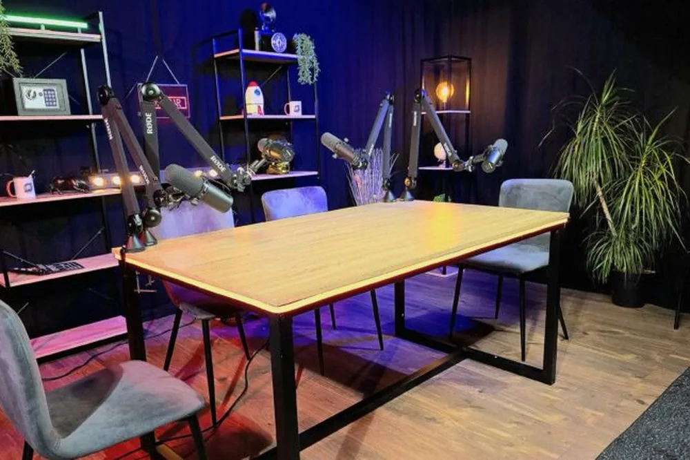 Décor Talkshow — studio podcast vidéo EndekaMedia Houilles