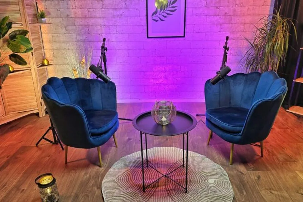 Décor Velours & Néons — studio podcast vidéo EndekaMedia Houilles